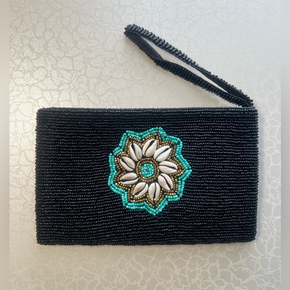 Hand beaded seashell wristlet purse - Picture 2 of 12